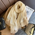 Elegante champagne zijden sjaal met verticale strepen op een wollen jas en tassen - Beige