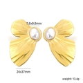 Orecchini dorati eleganti con design a petalo strutturato e perla centrale su fondo bianco - Stile Perla a Forma di Ventaglio Dorato (EA5A2901G)