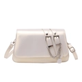 Minimalistische cremeweiße Baguette-Tasche mit dekorativen Schnallen und feiner Kette - Weiß