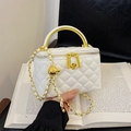 Elegante weiße Stepptasche aus Leder mit Goldgriff und verstellbarer Goldkette - Gebrochenes Weiß