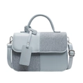 Bolso bandolera cuadrado azul claro de retazos de cuero y denim con asa superior - Azul