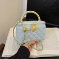 Hellblaue gesteppte Mini-Kosmetiktasche mit Goldkette und Metallgriff - Blau