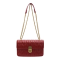 Rote Stepptasche mit goldener Kette, Wellennähten und elegantem Drehverschluss - Rot