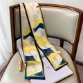 Sciarpa sottile con stampa astratta artistica adagiata su una sedia di pelle - Pittura a Olio Beige