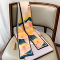 Dettaglio di una sciarpa sottile in seta con motivi astratti drappeggiata su una sedia - Pittura a Olio Rosa Verde