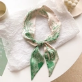 Détail d'un foulard en soie avec motif floral vert et lettre P sur fond artistique - Lettre P-Illustration Blanc Vert