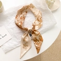 Détail d'un foulard fin en soie avec imprimé animal orange sur un fond décoratif blanc - Lettre V-Beige Forêt Brun Orange