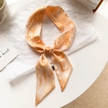 Gros plan d'un foulard en soie avec motif de palmier tropical et imprimé lettre E - Lettre E-Beige Orange Jaune