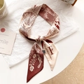 Détail de la lettre F artistique imprimée sur un foulard étroit crème et bordeaux effet soie - Lettre F-Crème Rouge Vin