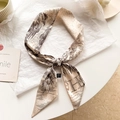 Détail d'un foulard en soie avec motif nature et lettre H sur papier plissé - Lettre H-Beige Or Champagne