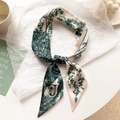 Détail d'un foulard mince rétro avec imprimé fleuri vert et lettre J décorative - Lettre J-Beige Floral Vert Foncé