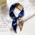 Dettaglio di una sciarpa stretta in seta con stampe di gru su carta bianca stropicciata - Blu Notte Gru (TLP-154)