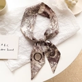 Gros plan détaillé d'un foulard en soie étroit avec imprimé rétro et lettre Q - Lettre Q-Beige Imprimé Brun Foncé