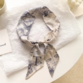 Détail d'un foulard en soie de style français avec motifs d'animaux et de lettres - Lettre T-Beige Marine Style Français
