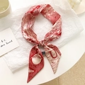Détail d'un foulard Twilly beige avec motif Toile de Jouy rouge et étiquette polyester - Lettre U-Beige Rouge Style Français