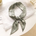 Détail d'un foulard en soie avec imprimé floral lettre Y et étiquette de lavage - Lettre Y-Végétation Vert Clair