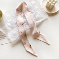 Dettaglio di sciarpa in seta rosa chiaro con motivi di pesche e testo a mano - Motivo Pesca (TLP-147-Beige) / Beige