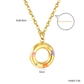 Dettaglio del ciondolo rotondo placcato oro 18k con fiori colorati e misure da 13mm - Stile Cerchio Floreale Smalto (NE2E940MG)