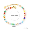 Bracciale di perline in pietre colorate con chiusura a moschettone dorata su sfondo bianco - Stile Ghiaia di Cristallo Multicolore (BR28090MG)