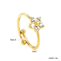 Détail d'une bague florale en acier plaqué or 18 carats avec zircons transparents - Fleur Or Zirconia Blanc (RI1503A8G)