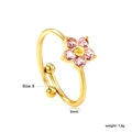 Détail d'une bague en acier plaqué or 18k avec fleur en zircon rose et dimensions - Fleur Or Zirconia Rose (RI1503F8G)