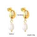 Französische minimalistische Muschel Ohrringe mit weißen Perlen und Gold-Finish - Gold Conch Muschel Perlenstecker (EA5A840AG)
