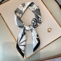 Elegante foulard in seta stampata in bianco e nero con motivi floreali e anello dorato - Grigio (W-215-Grigio) / 70*70cm