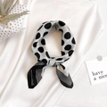Élégant foulard en soie à pois et rayures noir et blanc noué en forme de cravate - 53x53cm / Beige à Pois (ZS-82)