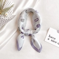 Petit foulard en soie gris clair avec motifs animaux abstraits violets et géométriques - 53x53cm / Violet Taro Géométrique (ZS-83)