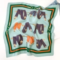 Foulard in seta verde menta con stampa catena vintage e bordi arancioni a contrasto - Verde Acqua