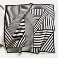 Pañuelo cuadrado de seda con rayas geométricas en blanco y negro y acabado satinado - Estilo de Rayas Geométricas / 53*53cm / Negro