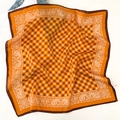 Foulard di seta arancione con motivi geometrici bianchi e bordo paisley marrone - Giallo Zenzero