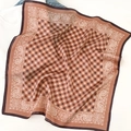 Elegante foulard quadrato effetto seta con motivo paisley marrone e stampe geometriche bianche - Caffè Scuro