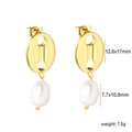 Elegante goldene Kaffeebohnen-Ohrstecker mit weißen Barockperlen-Anhängern auf weißem Grund - Gold Schweinenase Unregelmäßige Perle (EA5B770AG)