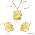 Set di gioielli dorati con collana e orecchini a trama ondulata rettangolare da donna - Stile Rettangolare Pieghettato Ondulato Dorato (SE262801G)