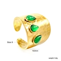 Bague bohème en acier inoxydable doré avec pierres vertes et texture martelée - Style Martelé Trois Pierres Vertes en Forme de Larme (RI1509J8G)