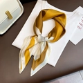 Pañuelo de satén tipo seda con patrones geométricos amarillo y marrón en camiseta blanca - Marrón