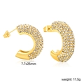 Gros plan de boucles d'oreilles créoles dorées en C avec zircons et taille 7,7x25mm - Or en Forme de C Strass Transparent (EA33320AG)