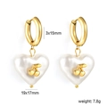 Detalle de pendientes de perlas de corazón con motivo de cereza dorada y medidas - Estilo Cereza de Corazón Dorado (EA58680AG)