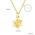 Collier pendentif tournesol doré avec pierre d'opale et chaîne sur fond blanc - Style Soleil Opale Doré (NE2E850FG)