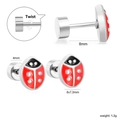 Detalle de pendientes de mariquita con esmalte rojo y dimensiones del cierre de rosca - Estilo Plateado (EA63540ES)