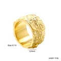Detailansicht des 12,5 mm goldenen geprägten Edelstahlrings mit kleiner Perle - US 6 / Breiter Relief-Perlen-Stil (RI159206-8G)