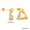 Detailansicht quadratischer Wellenohrringe in Gold mit Maßen 16,8x15,5mm und Verschluss - Geometrische Kegel Ohrstecker (EA5C4101G)