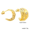 Dettaglio orecchini a C dorati con trama ondulata, zirconi e misure di 12,8x17,6 mm - Stile Texture Ondulata con Zirconia (EA334501G)