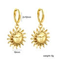 Orecchini a forma di sole dorato con rilievo in metallo e chiusura a cerchio tonda - Stile Viso di Sole (EA5C3901G)