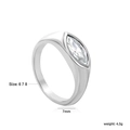 Detailansicht eines silbernen Edelstahlrings mit Zirkonia-Stein im Marquise-Schliff - US 6 / Marquise-Zirkonia-Stil (RI158506-8S)