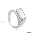 Dettaglio anello a sigillo geometrico argento con intarsio in pietra bianca da 11mm - Stile Sigillo in Conchiglia Rectangolare (RI158406-8S)