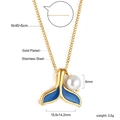 Vergulde roestvrijstalen zeemeerminstaart ketting met blauw email en parelhanger - Blauwe Zeemeermin Staart Parel Hanger Gouden Ketting (NE2B370MG)