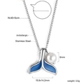 Detail van zeemeerminstaart hanger met 6mm parel en roestvrijstalen ketting details - Blauwe Zeemeermin Staart Parel Hanger Zilveren Ketting (NE2B370MS)