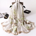 Elegante witte zijden sjaal met groene magnolia print en gouden satijnen randafwerking - Beige